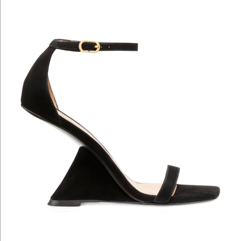 Like new Stuart Weitzman Nudist rebel shoe